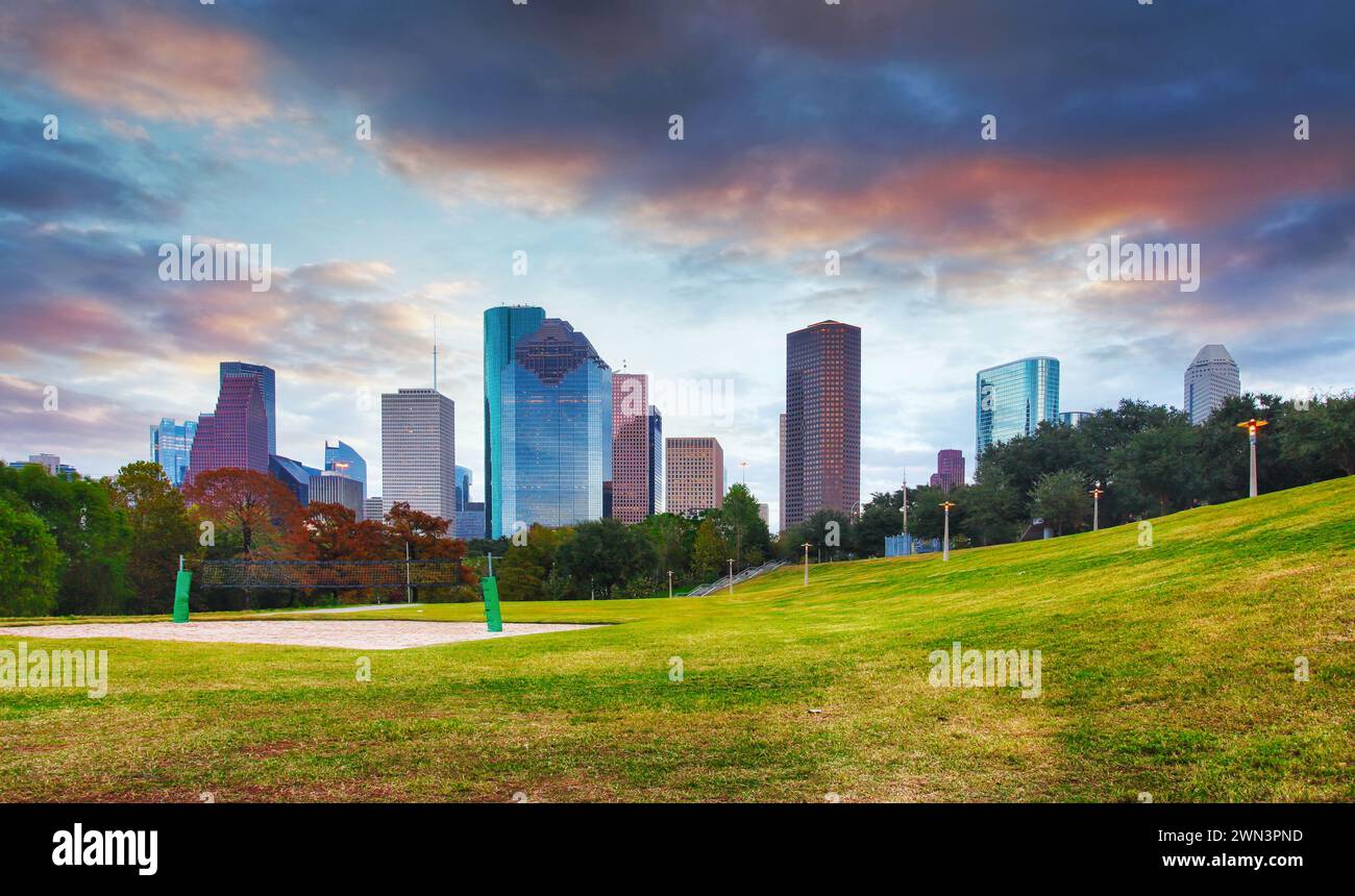 Houston skyline en journée ensoleillée de l'herbe du parc du Texas USA Banque D'Images