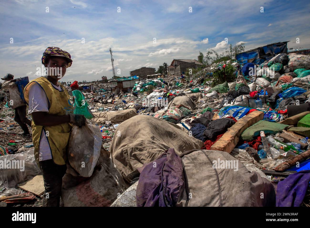 Nairobi, KENYA. 28 février 2024. Les collecteurs de déchets récupèrent des produits recyclables à la décharge de Dandora à Nairobi, au Kenya. Dandora est un bidonville de Nairobi Kenya qui a été fondé en.1977. À l'intérieur du bidonville de Dandora se trouve l'une des plus grandes et des plus connues décharge de Dandora. Le site de 30 acres avec environ 850 déchets solides générés dans tout Nairobi a été fondé en 1975. Chaque minute, les récupérateurs de déchets sur le site déchargent les déchets des différents camions arrivant sur le site. Les récupérateurs de déchets qui sont également résidents de différentes parties des bidonvilles de Dandora dépendent de la décharge.comme une source Banque D'Images