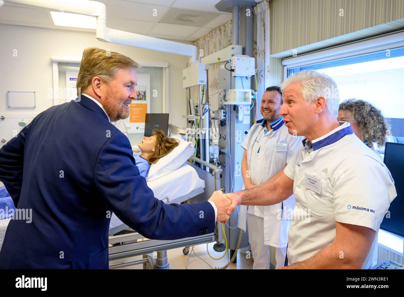 VELDHOVEN, pays-Bas, 28-02-2024 le roi Willem Alexander lors d'une visite de travail au Máxima MC à Veldhoven dans le contexte de l'innovation dans le domaine de la santé. La collaboration dans la région de Brainport et la mise en œuvre de l’innovation en soins de santé sont expliquées. Crédit : NLBeeld/Patrick van EMST Banque D'Images