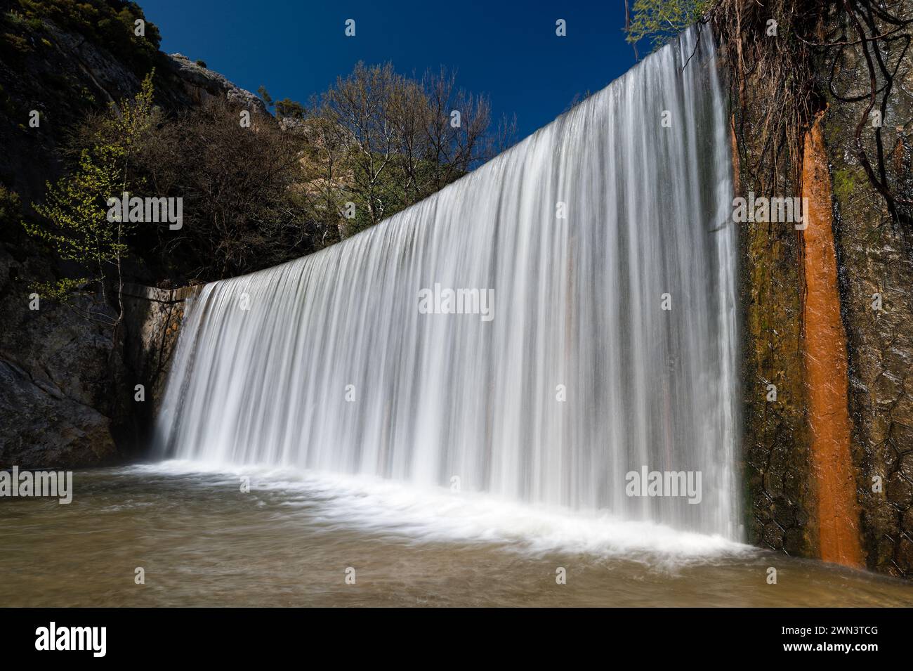Vue de la cascade artificielle de Hot Waters ou Zesta Nera près de la ville de Sidirokastro en Macédoine, Grèce Banque D'Images
