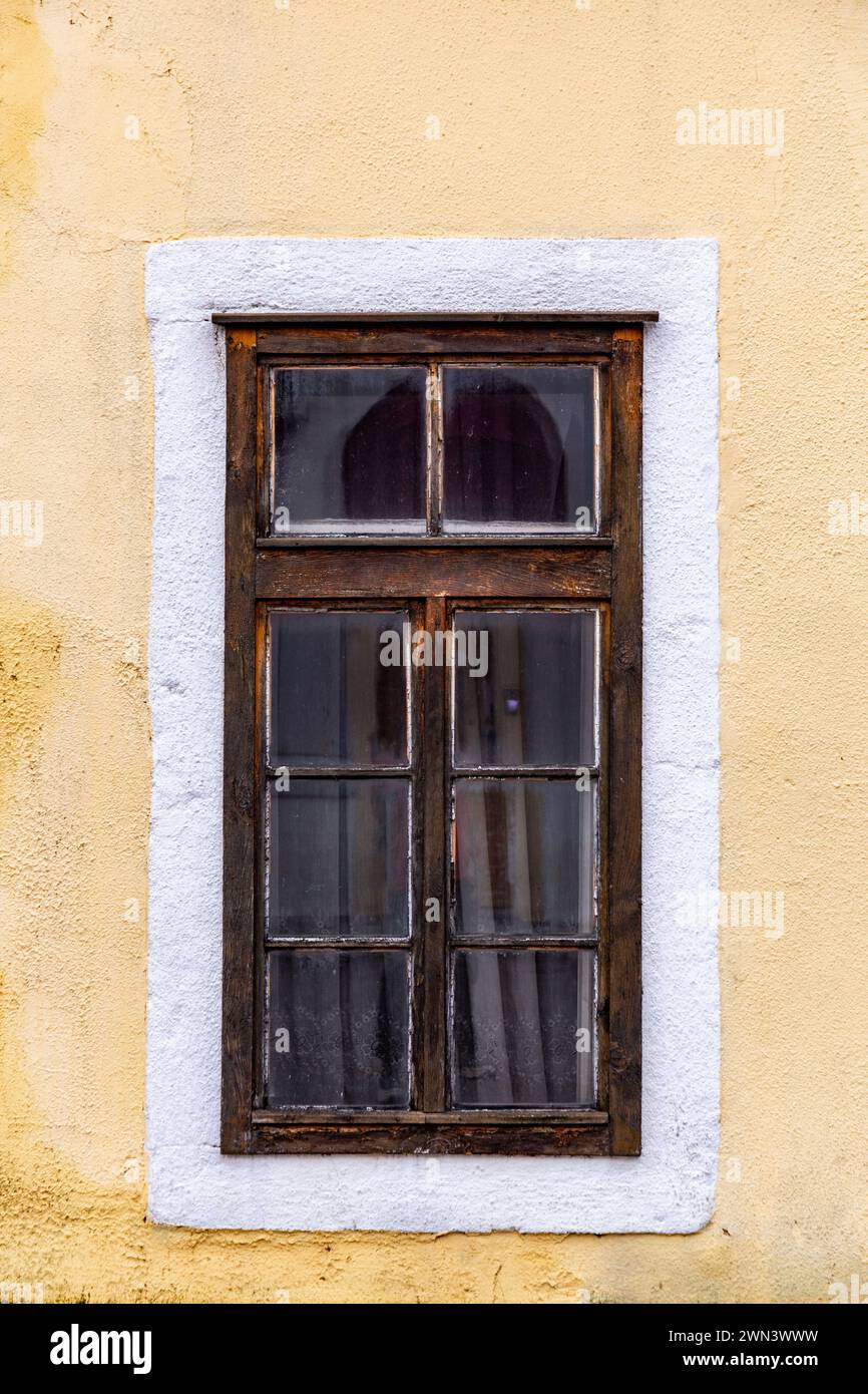 Détail d'une fenêtre en bois d'un bâtiment historique, détail architectural classique de près Banque D'Images