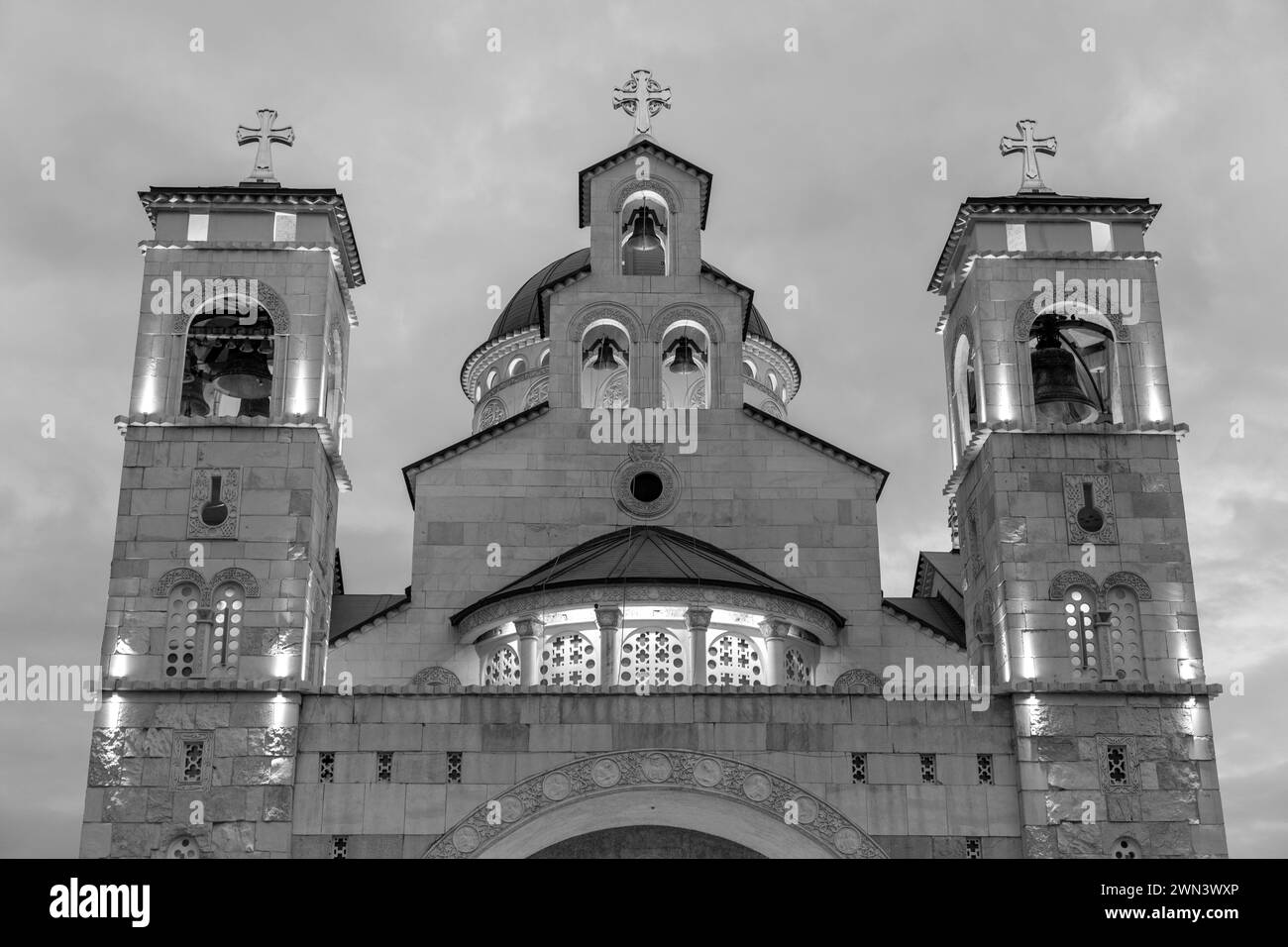 La Cathédrale de la Résurrection du Christ est une cathédrale du Métropolitain du Monténégro, dans le quartier de la Nouvelle ville de Podgorica. Banque D'Images