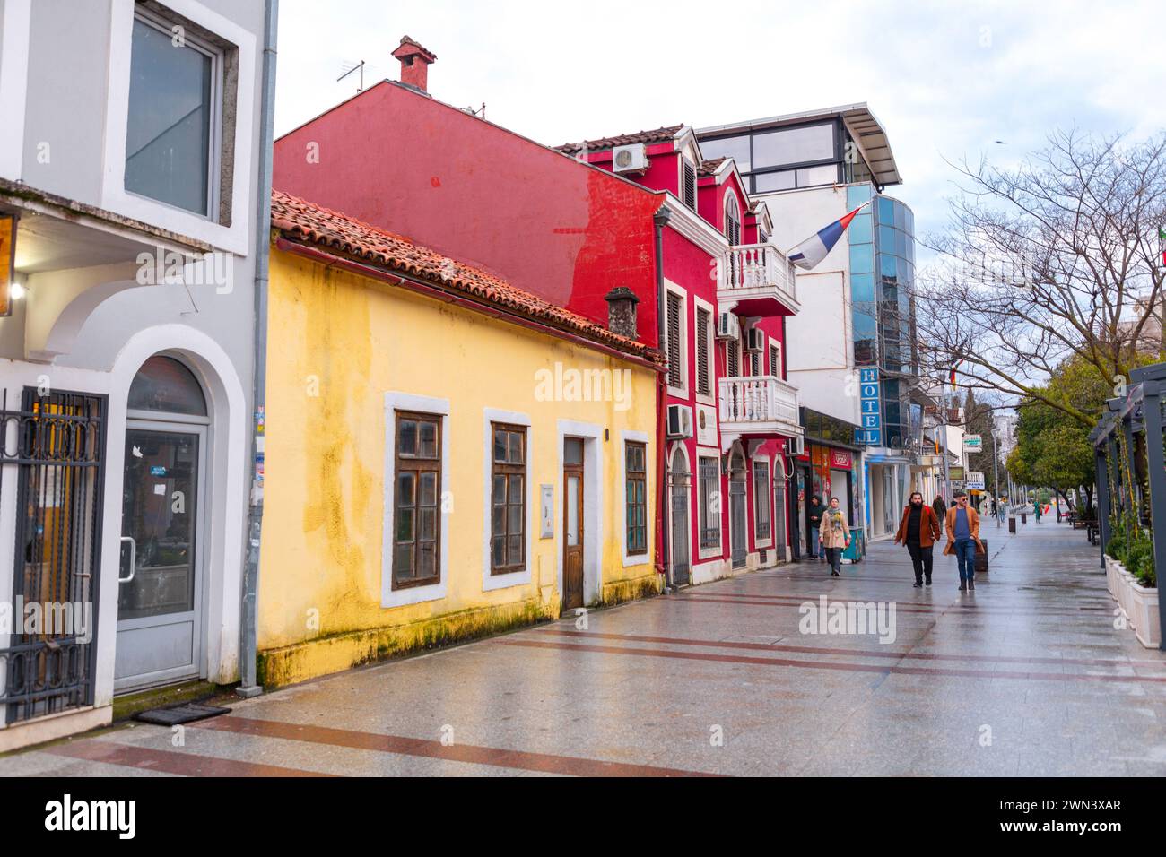 Podgorica, Monténégro - 12 février 2024 : architecture générique et vue sur la rue à Podgorica, la capitale du Monténégro. Banque D'Images