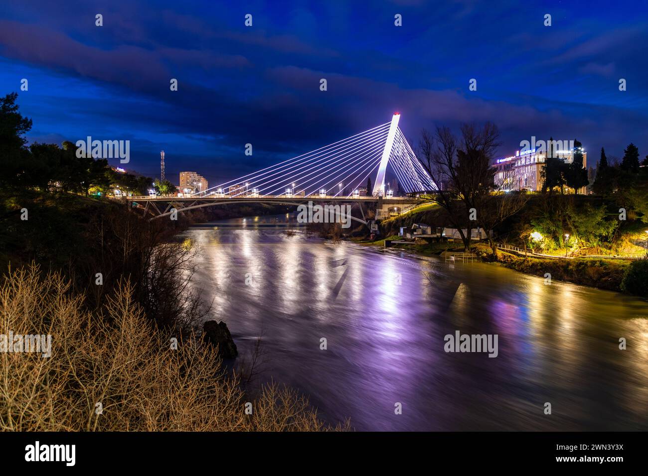Podgorica, Monténégro - 12 février 2024 : le pont du Millénaire est un pont à haubans qui enjambe la rivière Moraca à Podgorica, au Monténégro. Banque D'Images