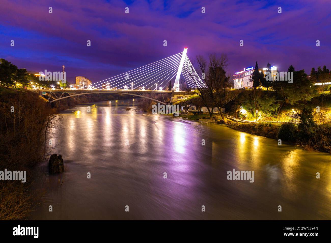 Podgorica, Monténégro - 12 février 2024 : le pont du Millénaire est un pont à haubans qui enjambe la rivière Moraca à Podgorica, au Monténégro. Banque D'Images