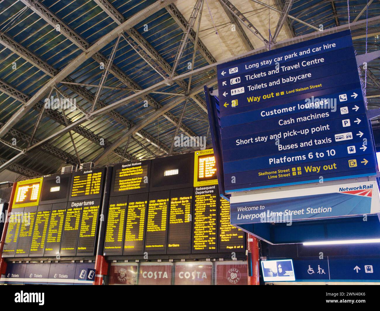 Liverpool, Royaume-Uni - 4 janvier 2024 : informations sur les arrivées et les départs des trains avec panneaux d'information indiquant les directions vers les services de la gare de Liverpool's Lime S. Banque D'Images