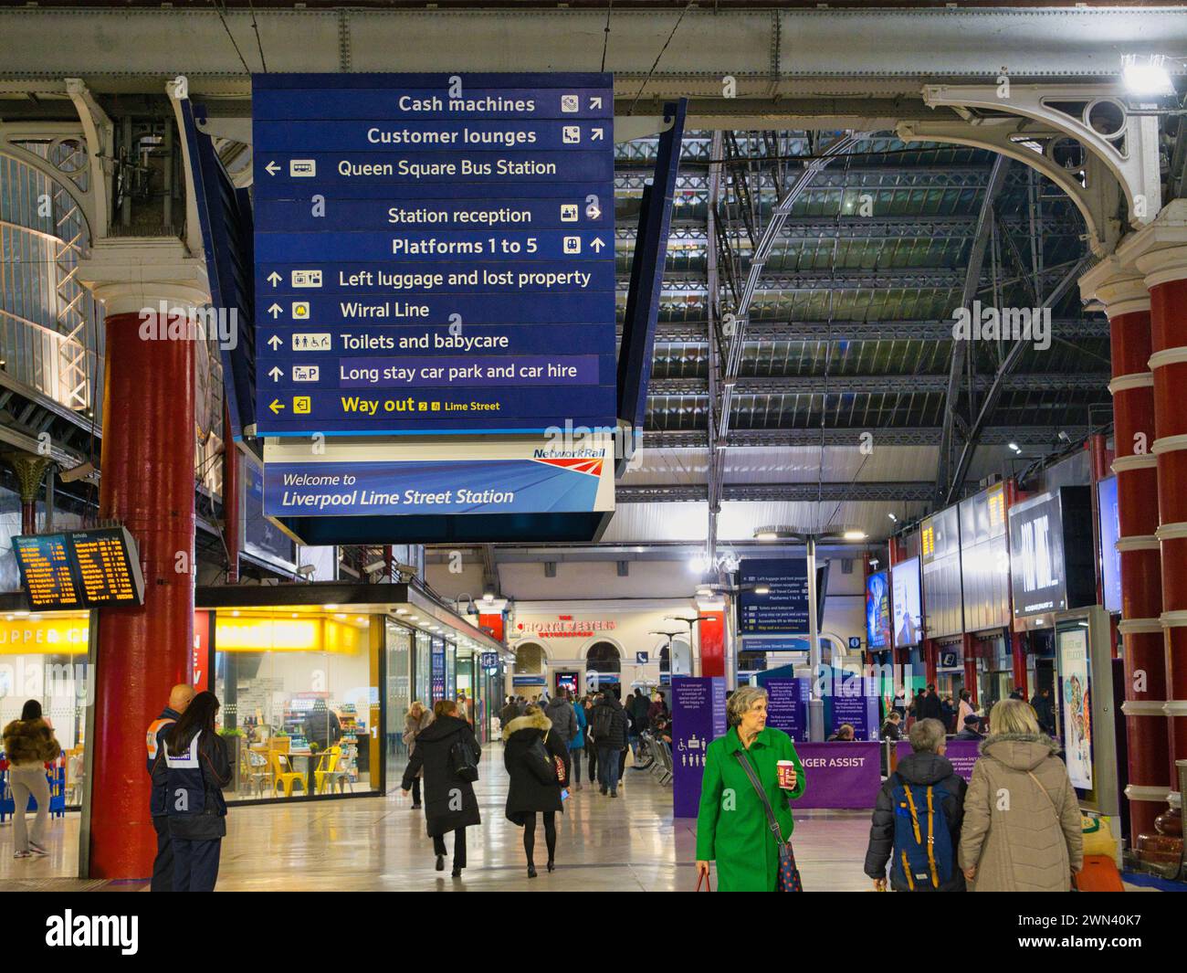 Liverpool, Royaume-Uni - 4 janvier 2024 : panneaux d'information avec indications pour les services de la gare de Liverpool Lime Street Station sur Merseyside dans le nord-ouest Banque D'Images