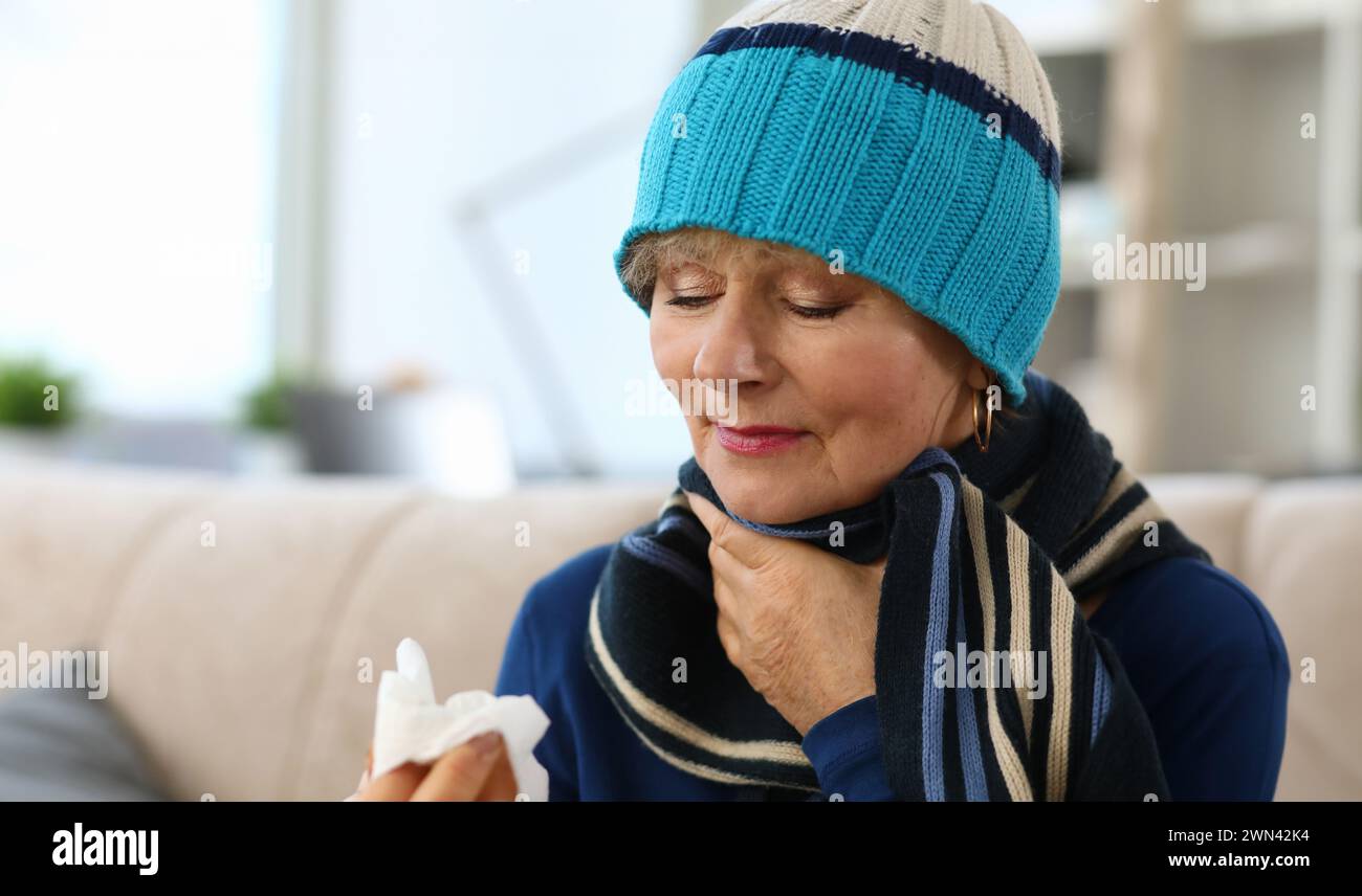 Une dame malade touche mal à la gorge Banque D'Images