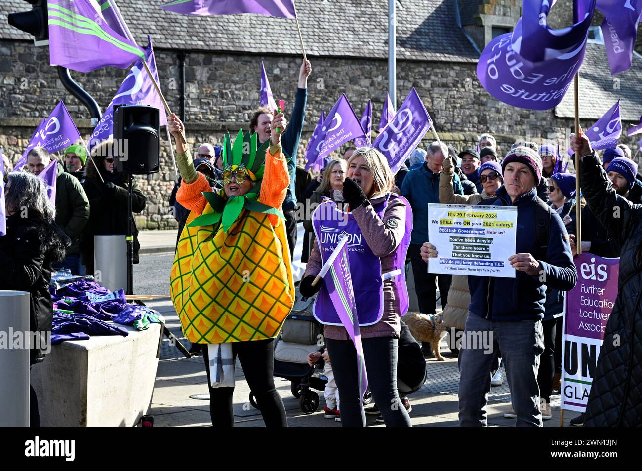 Édimbourg, Écosse, Royaume-Uni. 29 février 2024. Rassemblement par EIS FELA et Unison pour protester contre les coupes prévues dans le financement de l'enseignement supérieur et pour une augmentation équitable des salaires, protester contre le parlement écossais Holyrood. Crédit : Craig Brown/Alamy Live News Banque D'Images