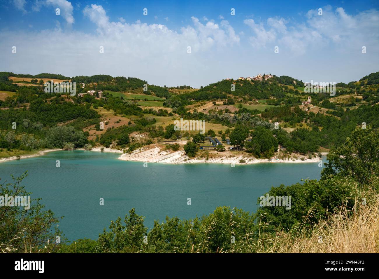 Lac de Fiastra, dans la province de Macerata, Marches, Italie, en été Banque D'Images