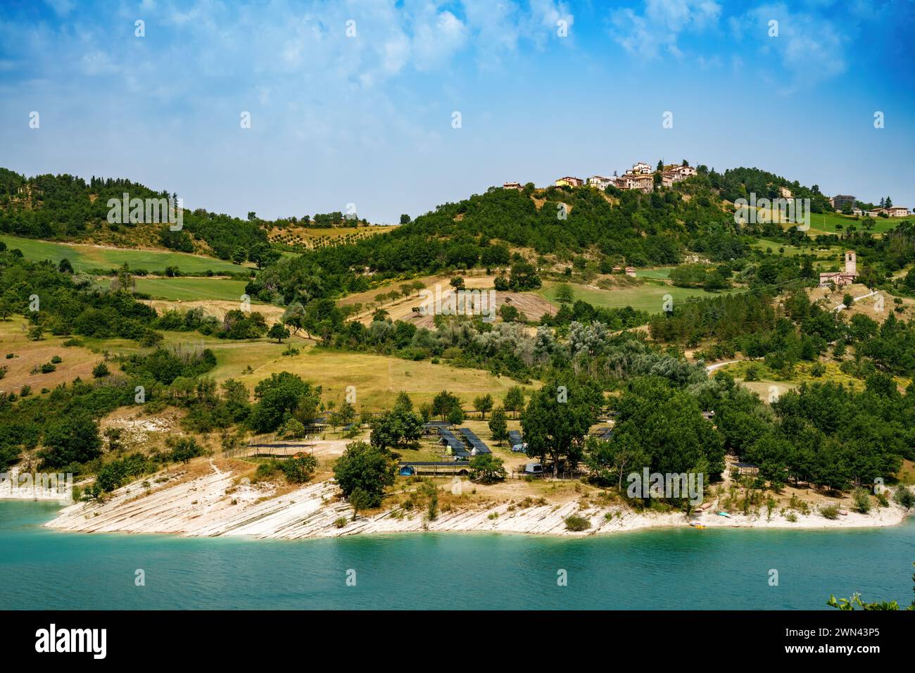 Lac de Fiastra, dans la province de Macerata, Marches, Italie, en été Banque D'Images