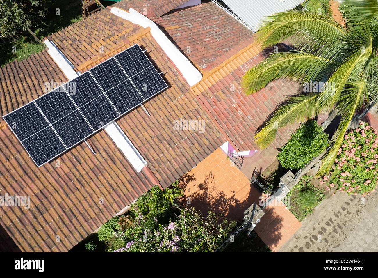Panneaux solaires sur le toit de la maison vue aérienne drone sur le jour ensoleillé Banque D'Images