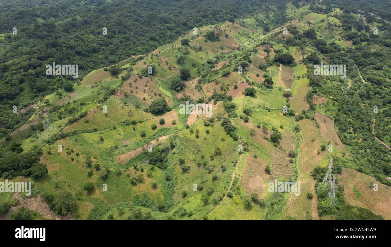 Tours électriques sur les collines verdoyantes vue aérienne drone Banque D'Images