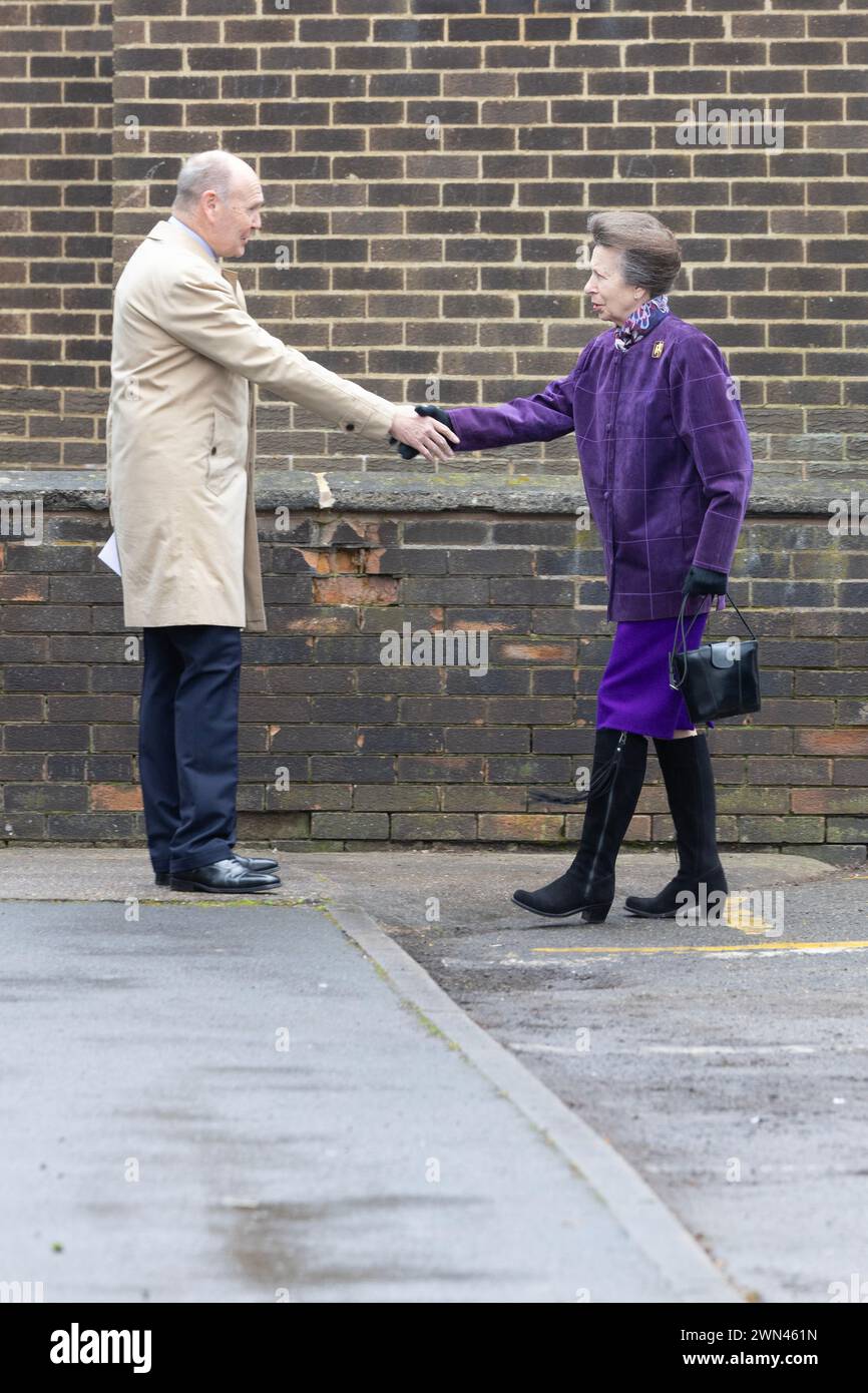 06/02/24 le lendemain du diagnostic de cancer de son frère le Roi Charles, SAR, la Princesse Anne, la Princesse Royale arrive à Eastwood Primary Care C Banque D'Images