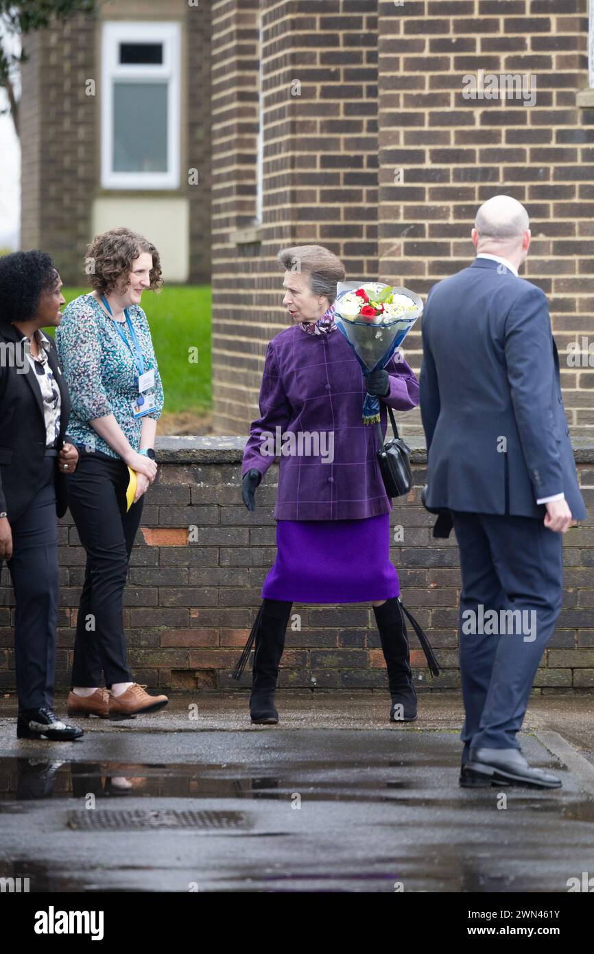 06/02/24 le lendemain du diagnostic de cancer de son frère le Roi Charles, SAR, la Princesse Anne, la Princesse Royale quitte Eastwood Primary Care Centr Banque D'Images