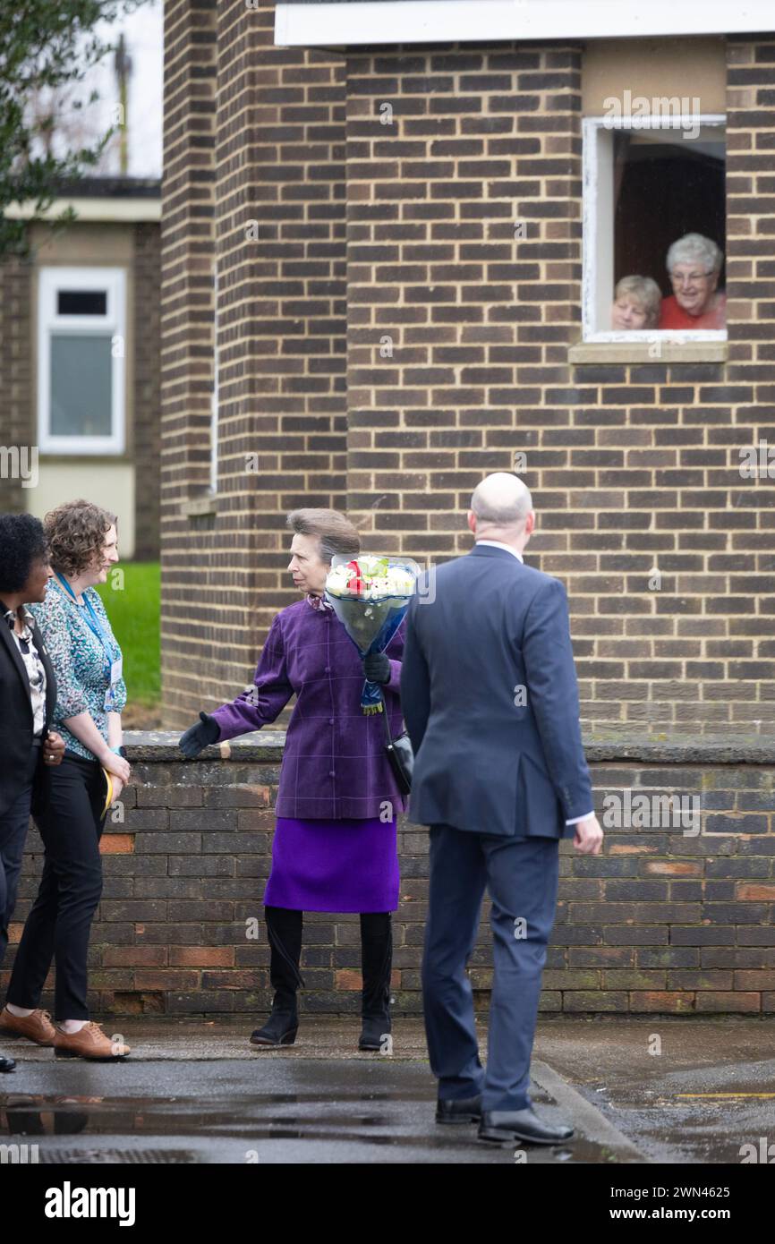 06/02/24 le lendemain du diagnostic de cancer de son frère le Roi Charles, SAR, la Princesse Anne, la Princesse Royale quitte Eastwood Primary Care Centr Banque D'Images