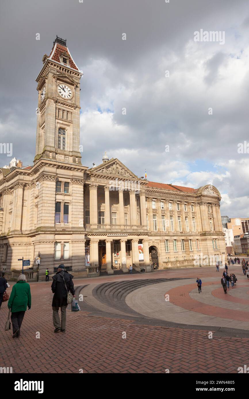 Royaume-Uni, Birmingham, musée de la galerie d'art de Birmingham et tour de l'horloge. Banque D'Images