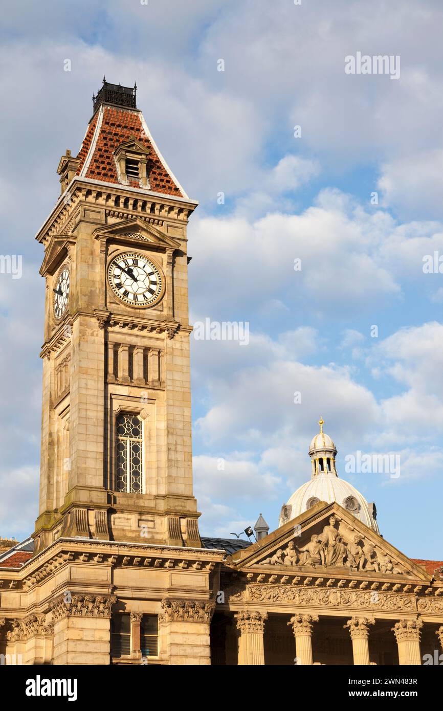 Royaume-Uni, Birmingham, musée de la galerie d'art de Birmingham et tour de l'horloge. Banque D'Images