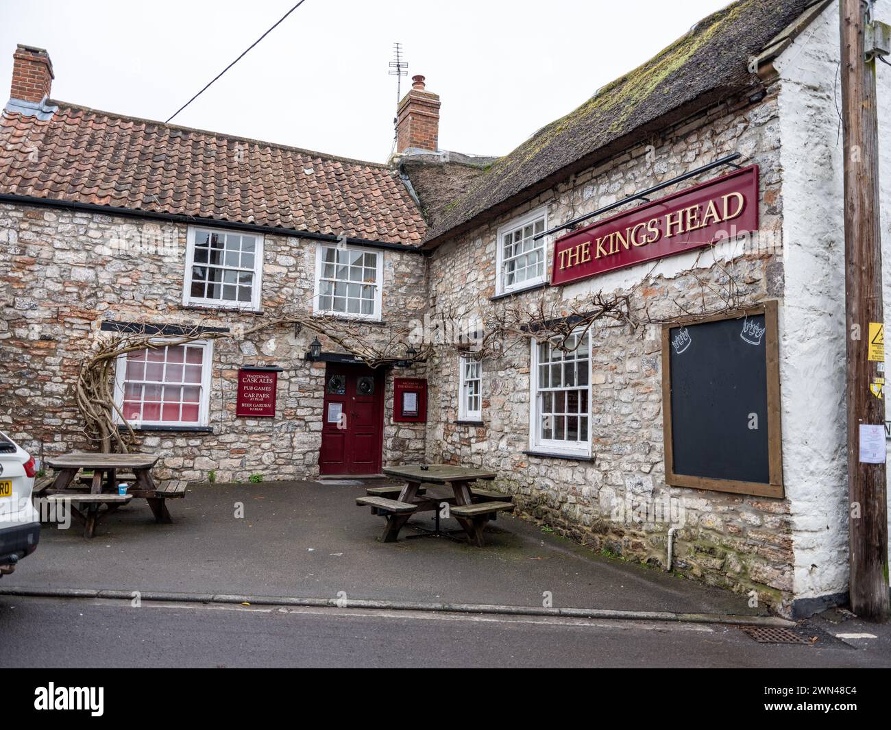 Février 2024 - The Kings Head, pub anglais traditionnel dans la gorge de Cheddar, Somerset, Angleterre, Royaume-Uni. Banque D'Images