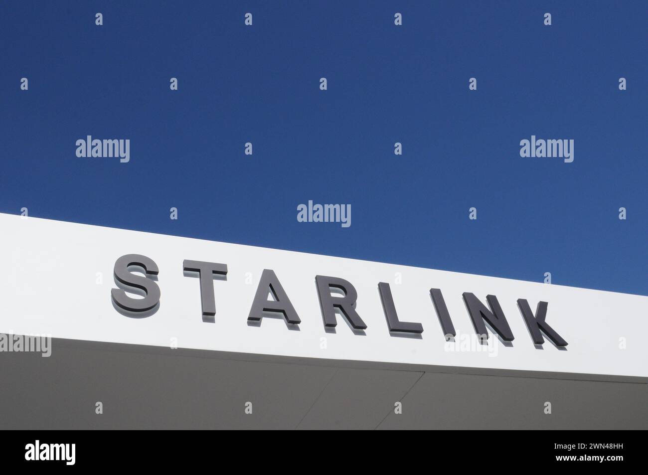 Barcelone, Espagne. 29 février 2024. Le logo du réseau satellite Starlink peut être vu sur le pavillon marketing SpaceX du salon Mobile World Congress (MWC). Crédit : Wolf von Dewitz/dpa/Alamy Live News Banque D'Images