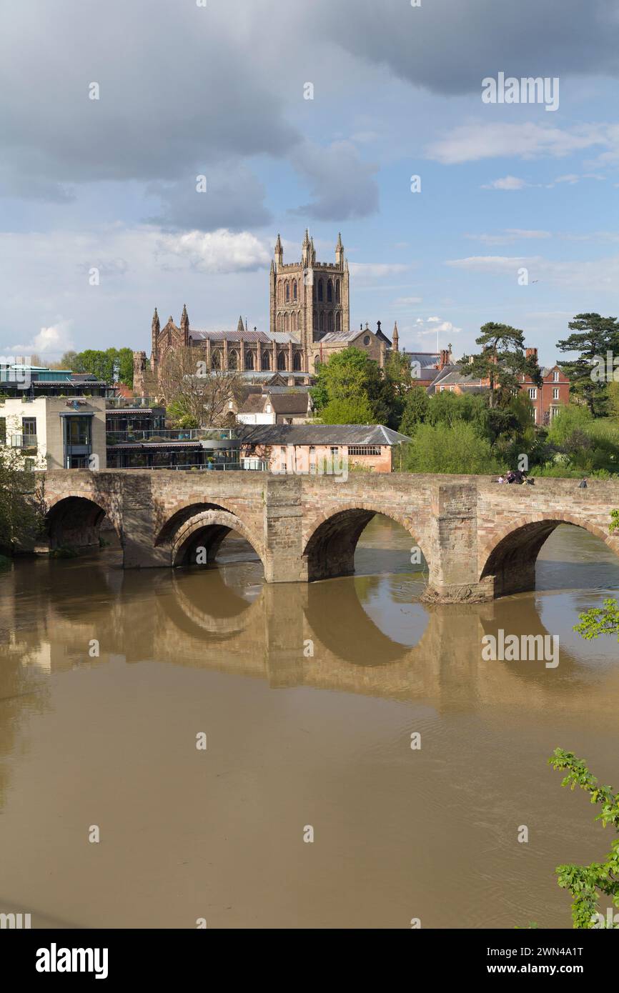 Le vieux pont de Wye et la rivière Wye avec la cathédrale de Hereford, l'église de la cathédrale de Sainte Marie la Vierge et Saint Ethelbert le Roi. Banque D'Images Le vieux pont de Wye et la rivière Wye avec la cathédrale de Hereford, l'église de la cathédrale de Sainte Marie la Vierge et Saint Ethelbert le Roi. Banque D'Images