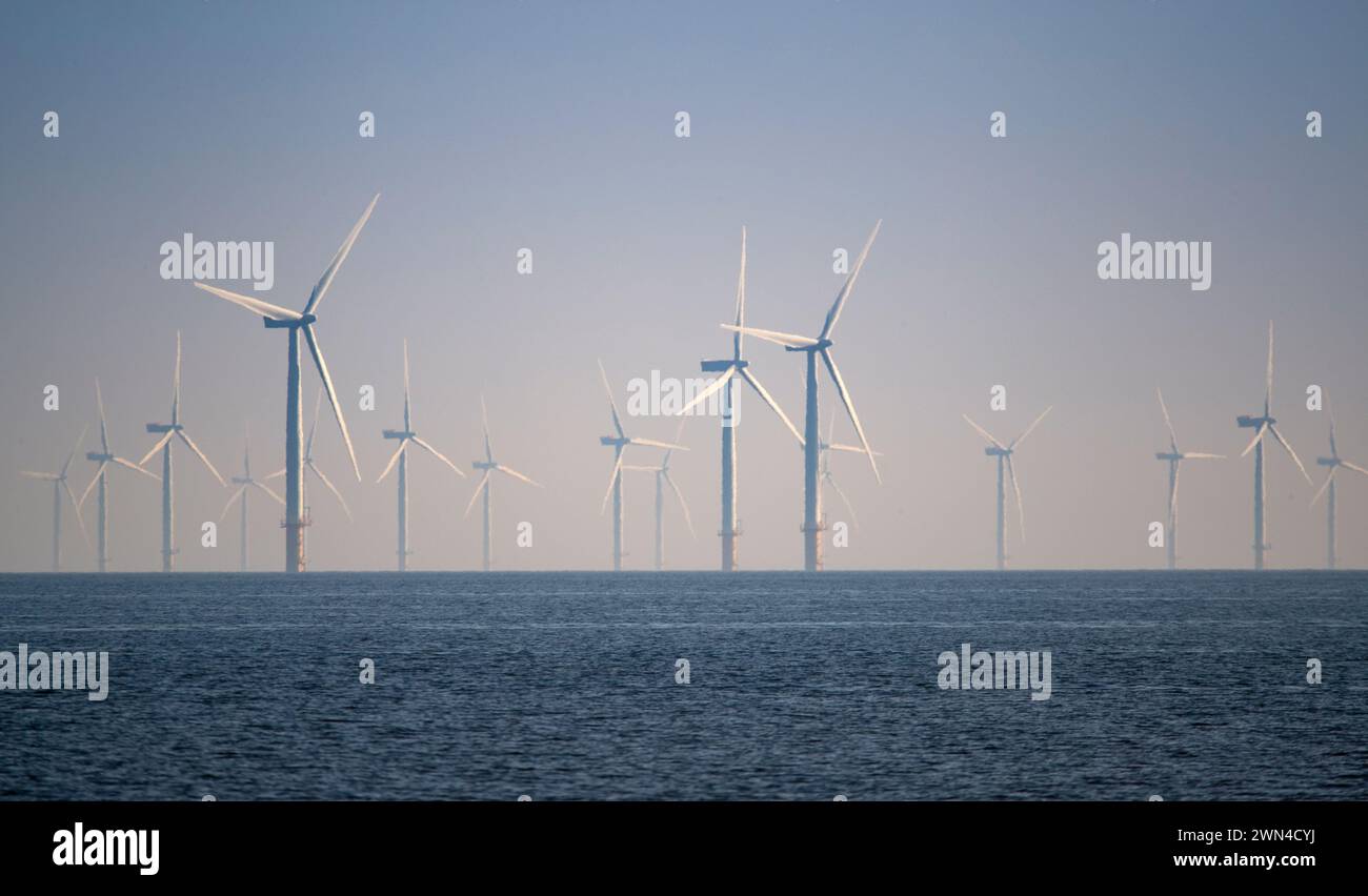 15/05/19 alors que les températures estivales continuent de monter, une légère brise maintient les éoliennes en marche au large de la côte nord du pays de galles près de Colwyn Bay. Gwynt y M™R i Banque D'Images