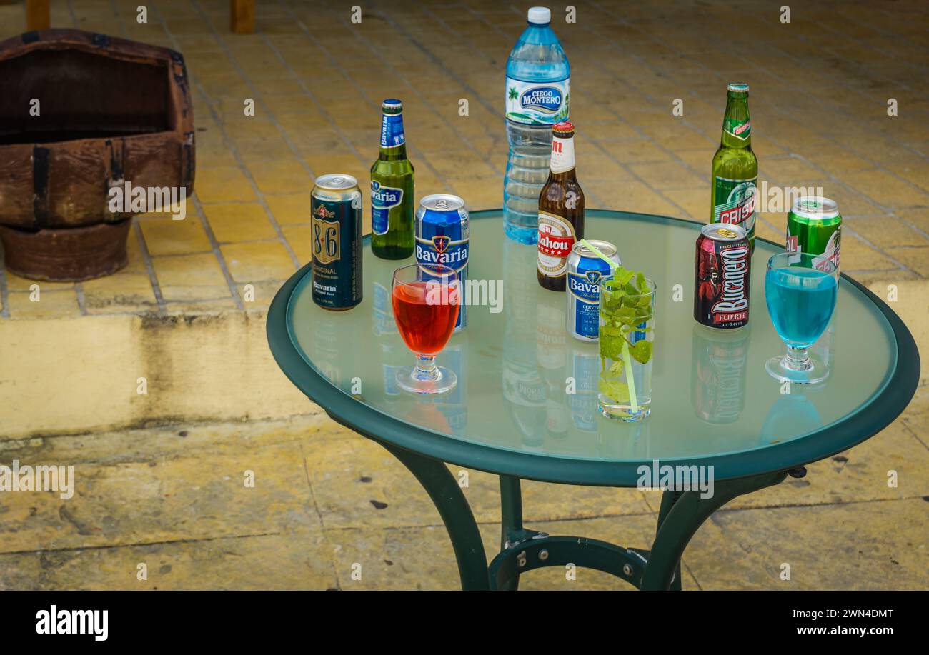 La Havane Cuba, 02FEB 2016 - table extérieure en verre avec bouteilles et canettes de bière et autres boissons alcoolisées pour les boissons tranquilles Banque D'Images