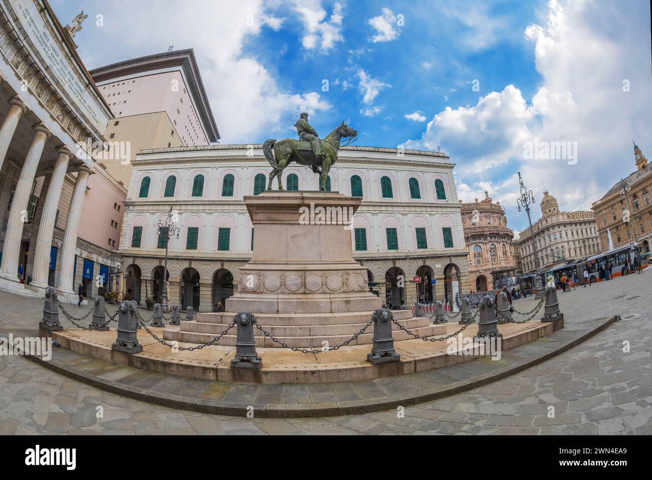 GÊNES, ITALIE - 20 MARS 2021 : le Monument de Garibaldi à Largo Sandro Pertini, près de Piazza Ferrari. En arrière-plan Galleria Giuseppe Siri, Accademia Banque D'Images