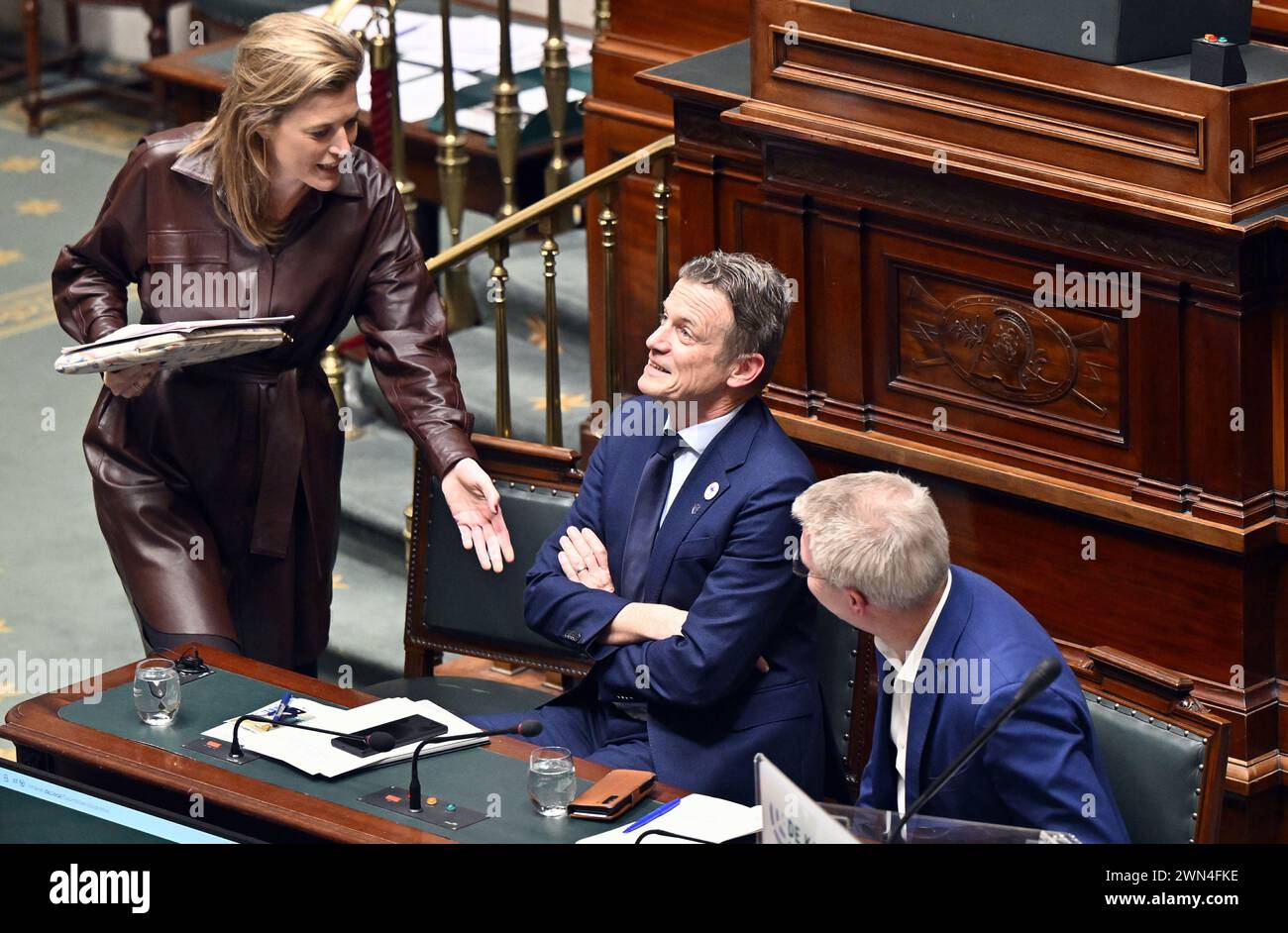 La ministre de l'intérieur Annelies Verlinden, le ministre de la Justice Paul Van Tigchelt et le vice-premier ministre et ministre de la mobilité Georges Gilkinet ont pris la photo lors d'une séance plénière de la Chambre au Parlement fédéral à Bruxelles le jeudi 29 février 2024. Au cours de la session d'aujourd'hui, l'une des propositions qui doit être votée est une proposition visant à modifier la loi relative à l'utilisation policière d'une nouvelle technique d'ADN impliquant le chromosome Y. Cette technique permet de retrouver les proches des suspects dont les traces d'ADN ont été laissées sur les lieux du crime, mais qui n'ont pas encore été identifiés. La technique est particulièrement utile Banque D'Images