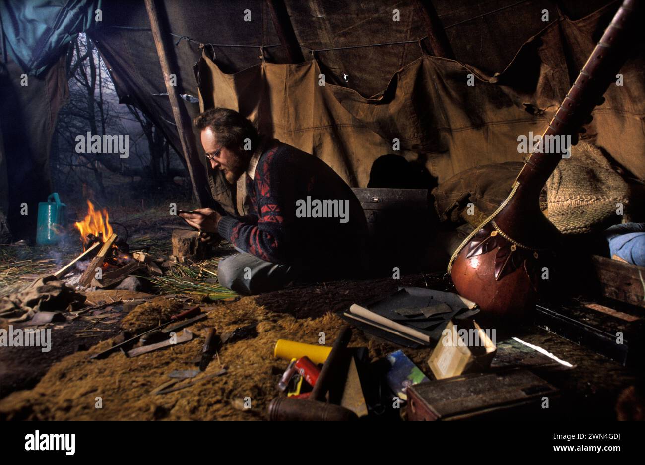 TIPI Valley écologique des années 1980 Welsh Hippy Community UK. Guy Burton bijoutier dans son Tipi. Circa 1985 Llandeilo, pays de Galles HOMER SYKES Banque D'Images