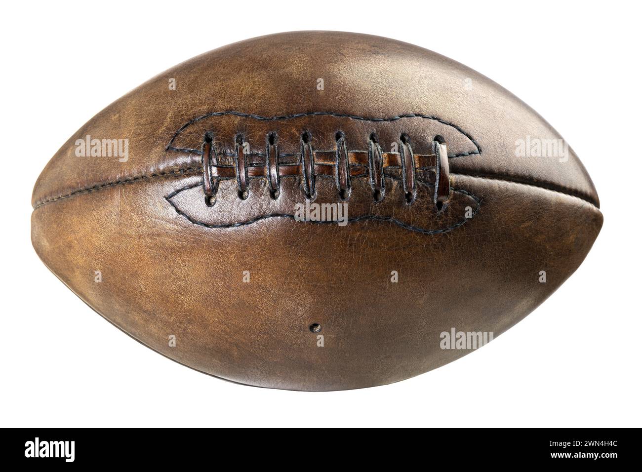 Ballon de rugby classique en cuir isolé sur blanc, mettant en valeur sa surface texturée et ses coutures Banque D'Images