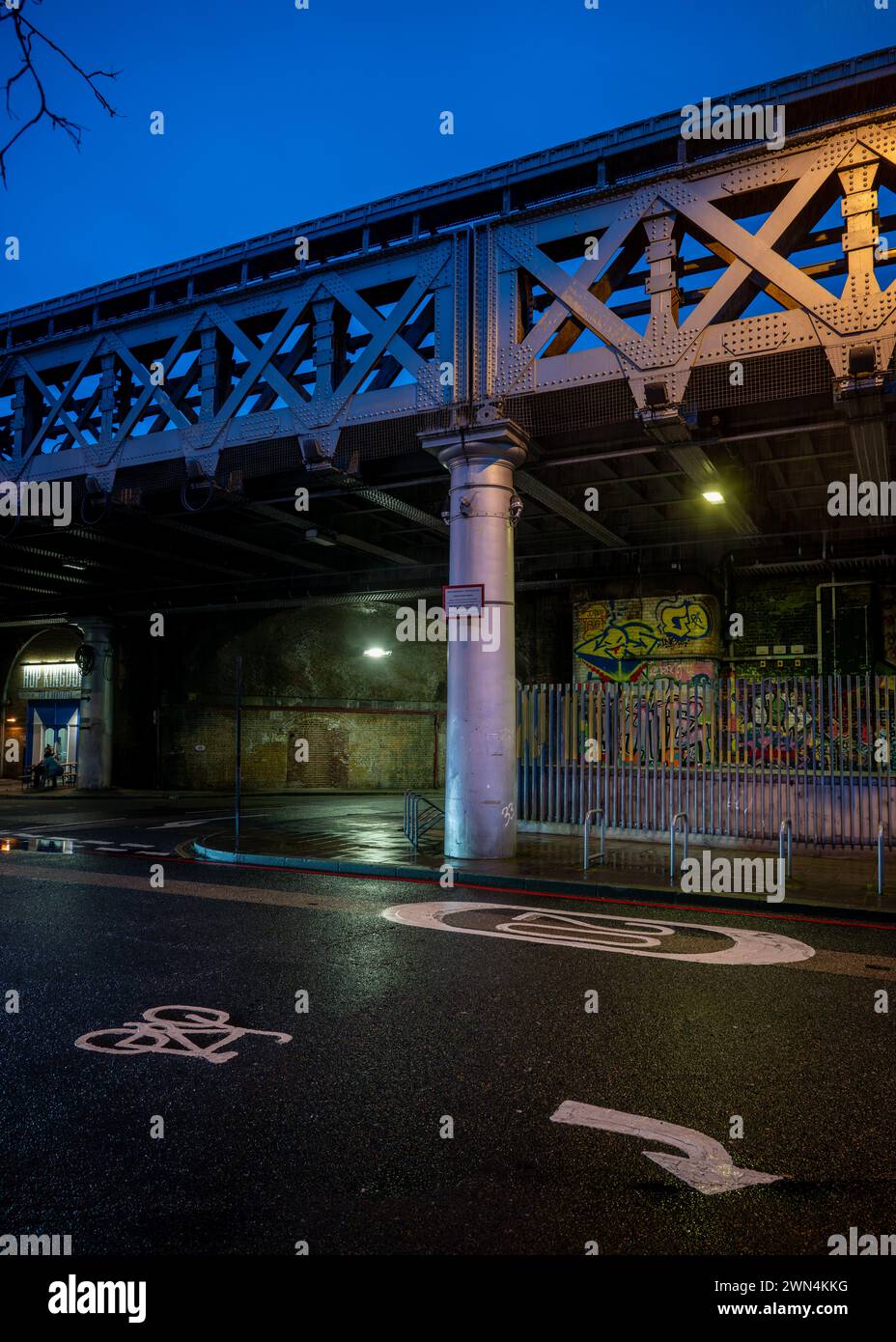 Southwark, Londres, Royaume-Uni : Druid Street et Whites Grounds Skatepark sous le pont de Londres au viaduc ferroviaire de Greenwich Banque D'Images