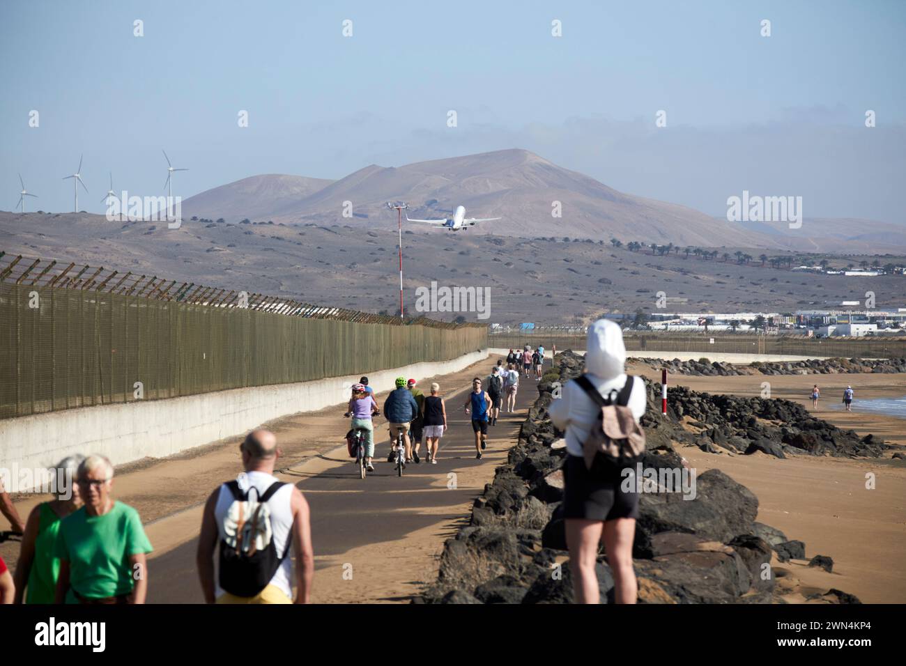 Touristes regardant les avions décoller du périmètre de l'aéroport sentier Lanzarote, îles Canaries, espagne Banque D'Images