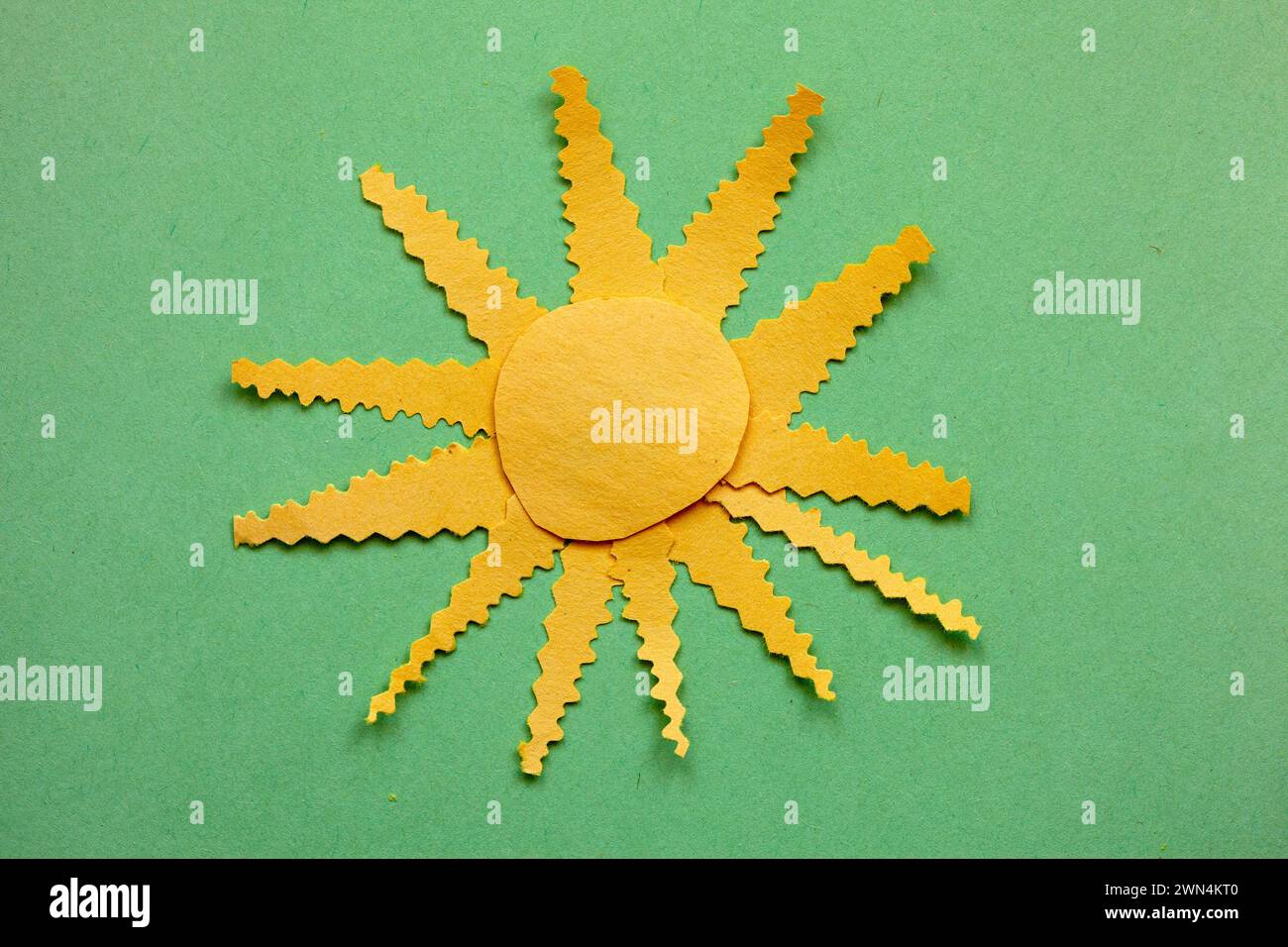 soleil brillant, illustration simple d'artisanat en papier Banque D'Images