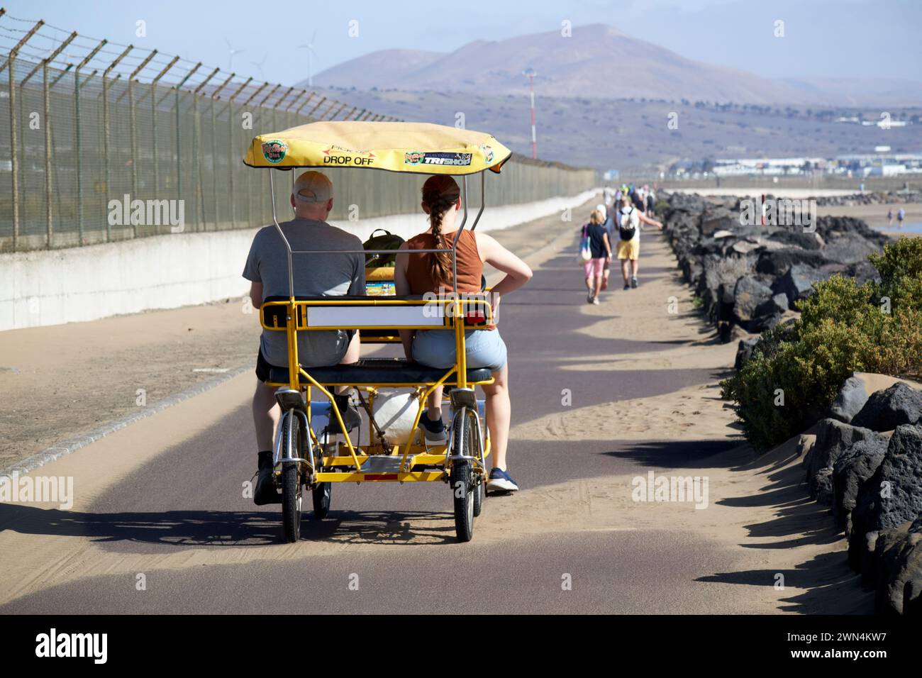 Location de vélo familiale de style voiture sur piste cyclable près de l'aéroport Lanzarote, îles Canaries, espagne Banque D'Images