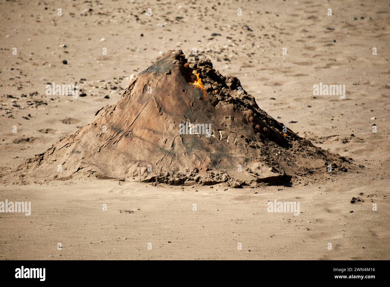 Sculpture d'art de sable de volcan sur une plage à Lanzarote, îles Canaries, espagne Banque D'Images