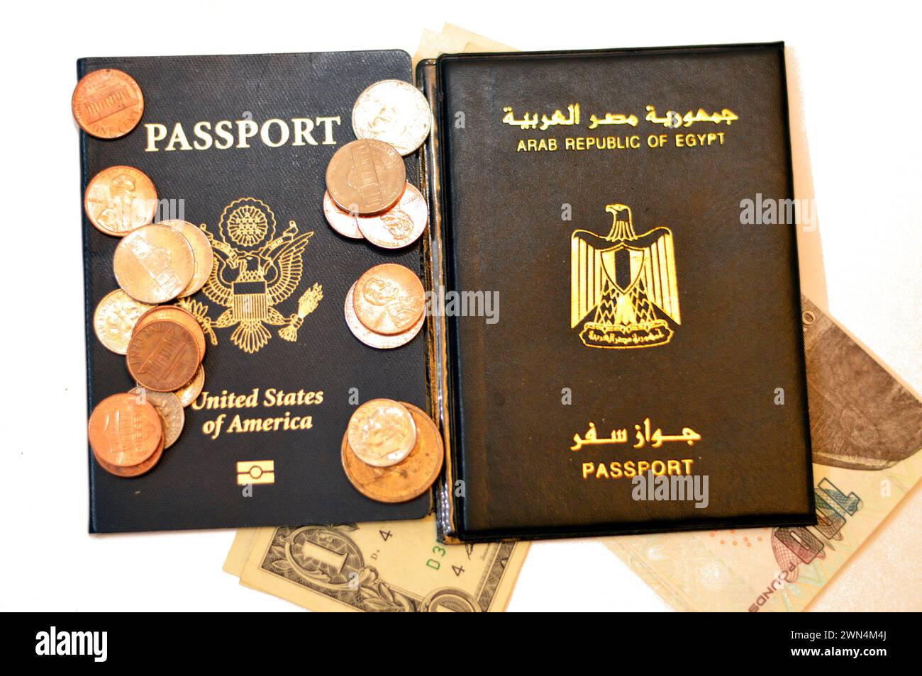 Passeport égyptien, billets de banque égyptiens livres, passeport américain, dollars américains et monnaie de change, États-Unis d'Amérique Traveler ID et Arab Repu Banque D'Images