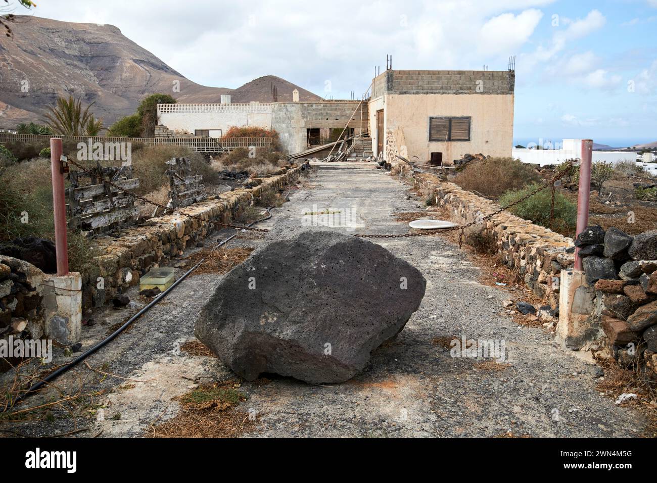 Grande allée de blocage de roche à un bâtiment abandonné inachevé à Yaiza, Lanzarote, Îles Canaries, espagne Banque D'Images