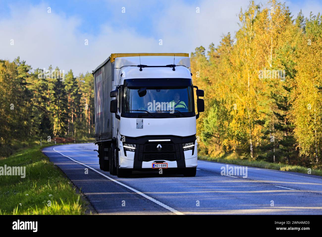 Semi-remorque blanche Renault Trucks T Truck livrant des marchandises sur l'autoroute 25 dans la lumière du matin d'automne. Raasepori, Finlande. 22 septembre 2023. Banque D'Images