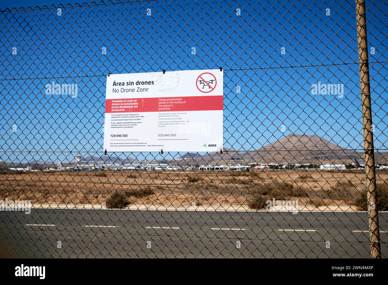 Pas de panneaux d'avertissement de sécurité de zone de drones sur la clôture périphérique de l'aéroport de Lanzarote, îles Canaries, espagne Banque D'Images