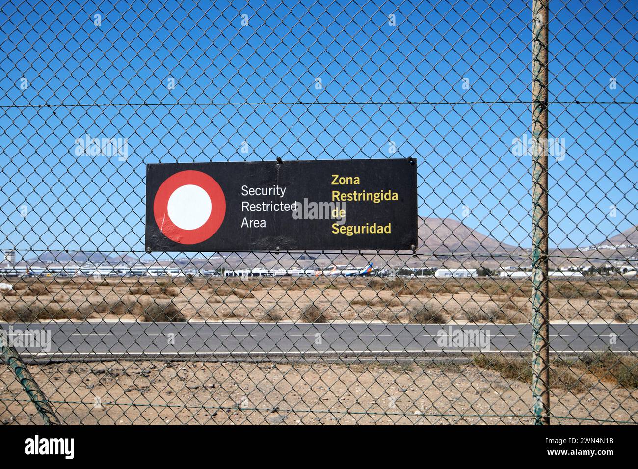 Panneaux d'avertissement de zone réglementée de sécurité sur la clôture périphérique de l'aéroport de Lanzarote, îles Canaries, espagne Banque D'Images