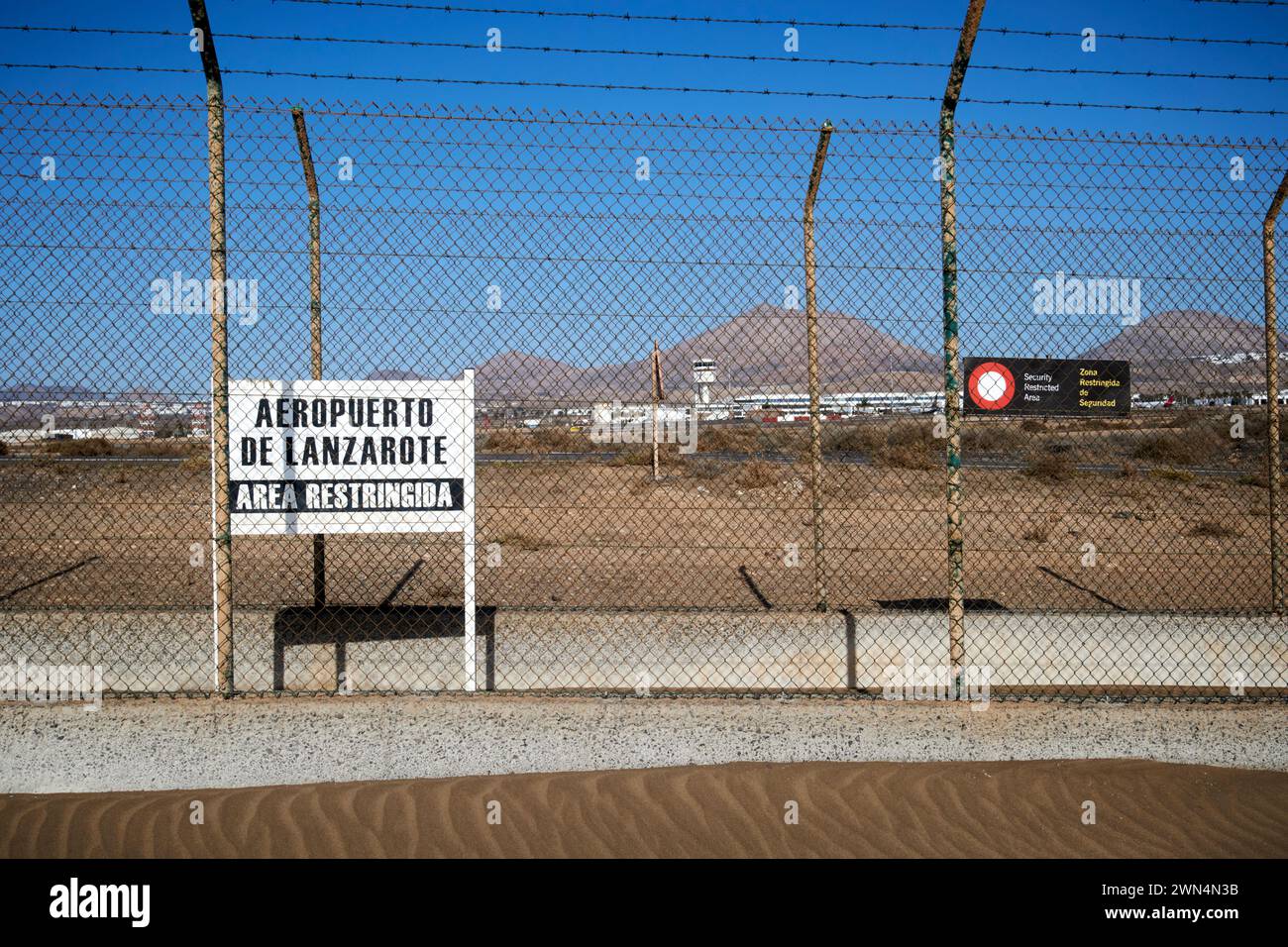 aeropuerto de lanzarote area restringida panneaux d'avertissement de sécurité de zone réglementée sur la clôture périphérique de l'aéroport de Lanzarote, îles Canaries, espagne Banque D'Images