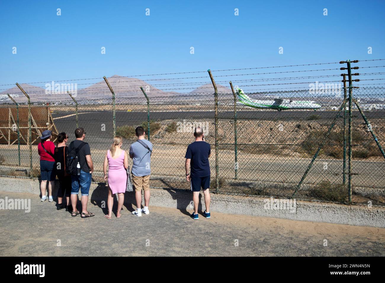 Les touristes regardant les avions décoller du sentier périmétrique de l'aéroport à la fin de la piste Lanzarote, îles Canaries, espagne Banque D'Images