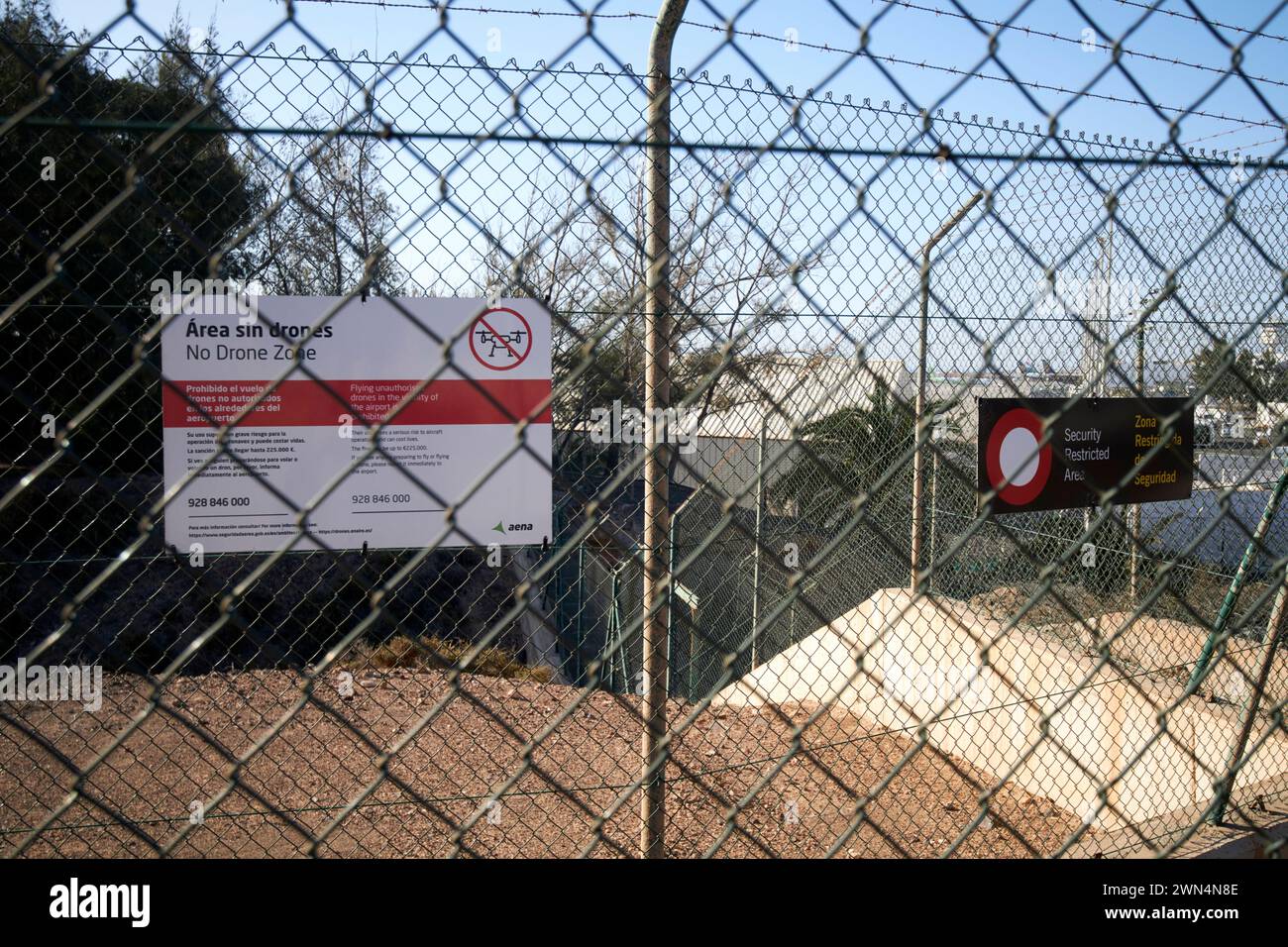 Aucune zone de drones et panneaux d'avertissement de zone de sécurité restreinte sur la clôture périphérique de l'aéroport de Lanzarote, îles Canaries, espagne Banque D'Images