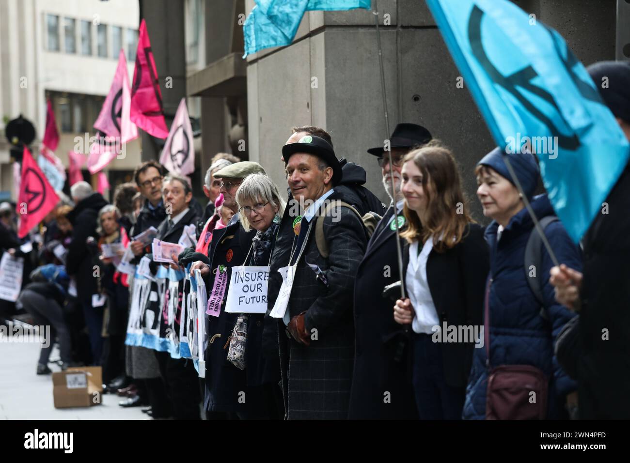 Les activistes climatiques d’extinction Rebellion ciblent Lloyds pour protester contre le rôle de l’industrie mondiale de l’assurance travaillant pour l’industrie des combustibles fossiles. Banque D'Images