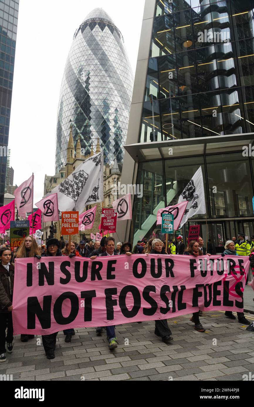 Les activistes climatiques d’extinction Rebellion ciblent Lloyds pour protester contre le rôle de l’industrie mondiale de l’assurance travaillant pour l’industrie des combustibles fossiles. Banque D'Images