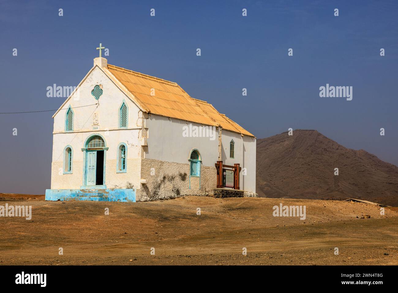 l'imposante église aux murs blancs de notre dame de miséricorde ou senhora da piedade en face du volcan tenant le lac salé de l'île pedra de lume sal Banque D'Images