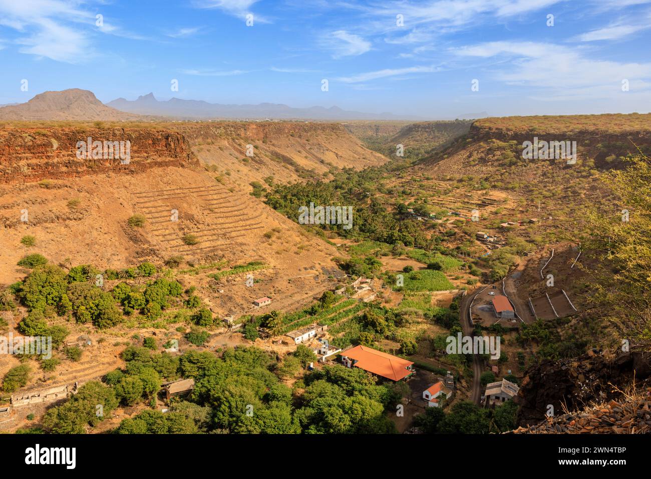 le canyon profond de la vallée de la rivière sèche de ribeira grande dans le paysage accidenté de l'île de santiago cap vert de la forte real de sao filipe Banque D'Images