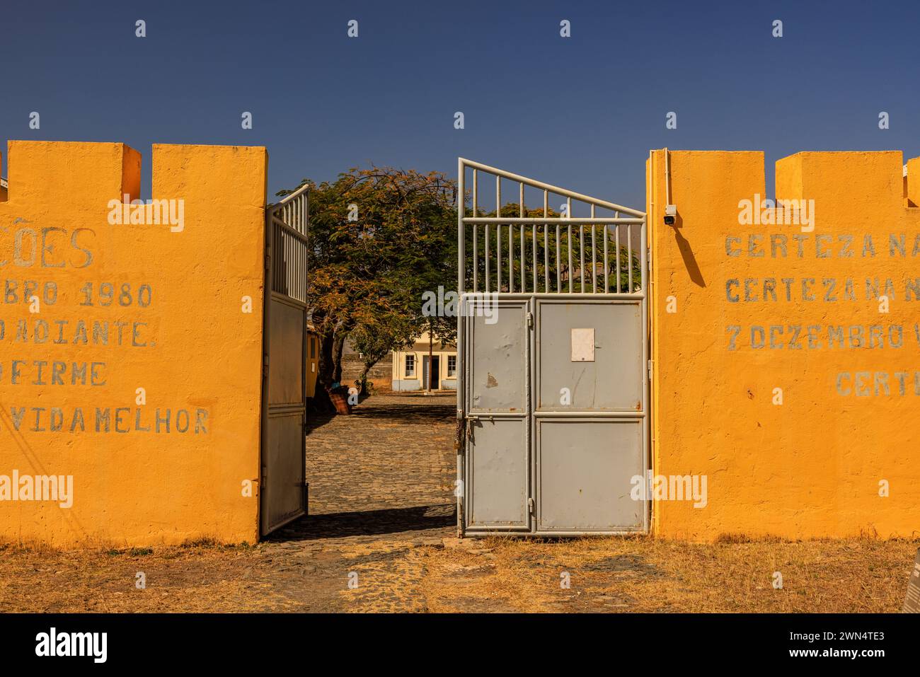 Murs jaunes et porte d'entrée ouverte du camp de concentration portugais Tarrafal sur l'île de Santiago Cabo Verde Banque D'Images