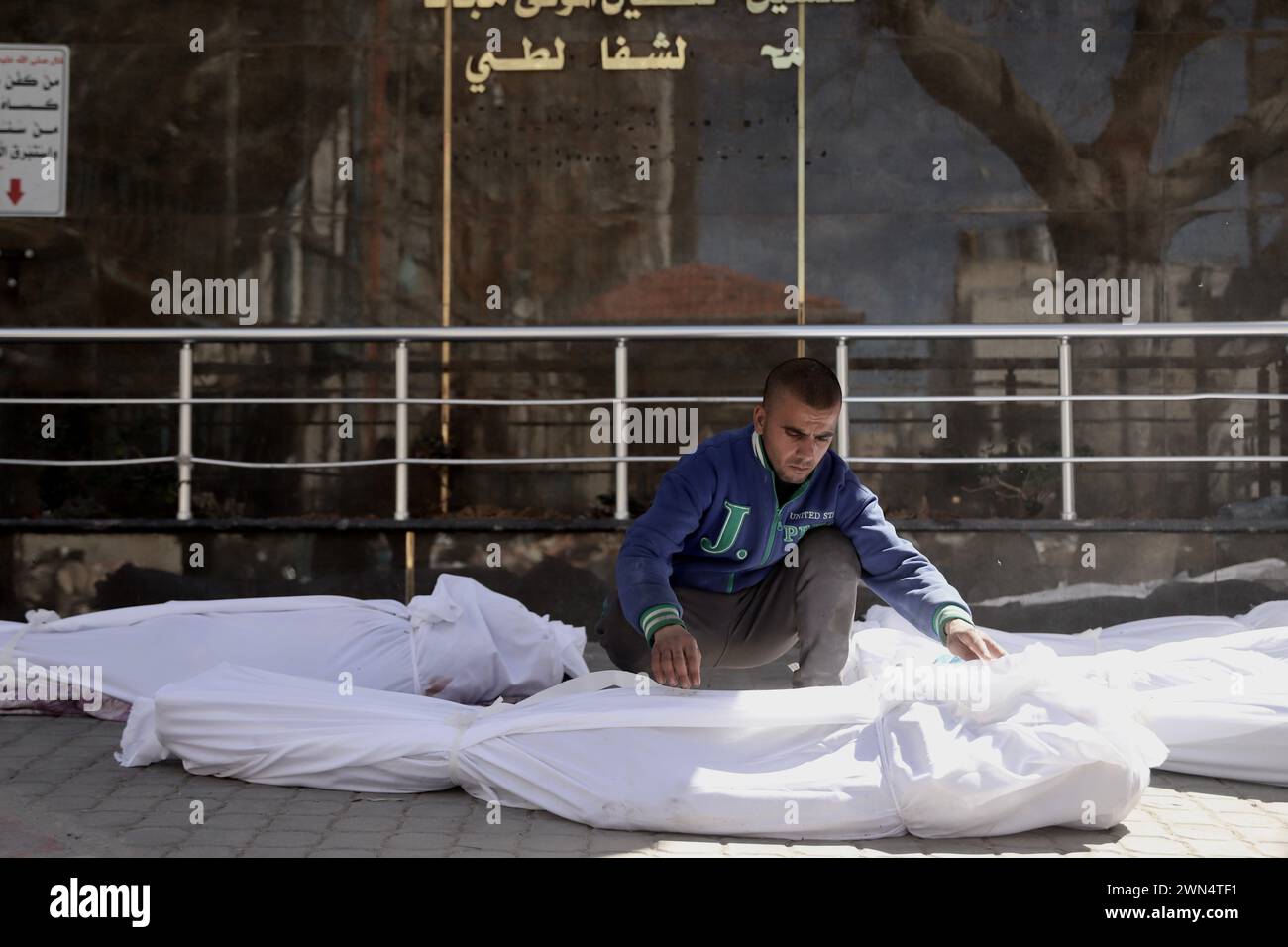 Gaza City. 29 février 2024. Un palestinien pleure les victimes à l’hôpital Al-Shifa de Gaza, le 29 février 2024. Les forces israéliennes ont ouvert le feu jeudi sur une foule de Palestiniens qui attendaient de l'aide sur une route côtière à l'ouest de la ville de Gaza, tuant 104 personnes et en blessant plus de 760, ont déclaré des responsables palestiniens. Crédit : Mohammed Ali/Xinhua/Alamy Live News Banque D'Images